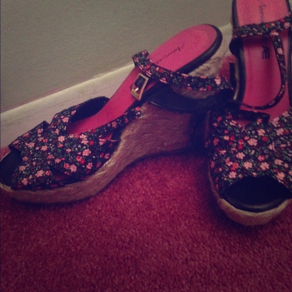 Floral wedges