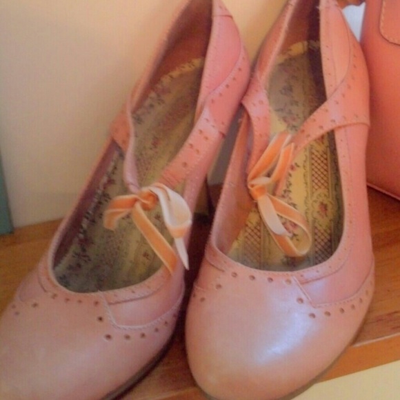 Vintage inspired pink pump