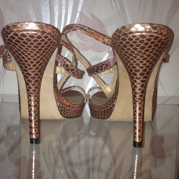 Stuart Weitzman Stilettos Brand New snakeskin hot! - Picture 2 of 4