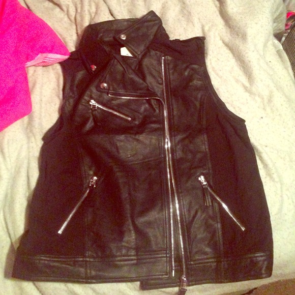 NWT black leather vest make me an offer!!! - Picture 1 of 2
