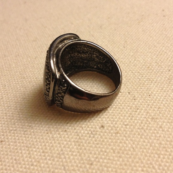Silver swirl statement ring. - Picture 2 of 3