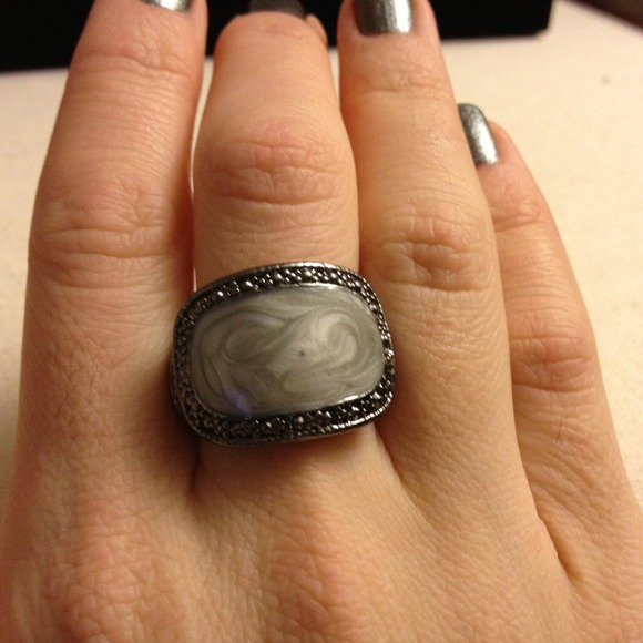 Silver swirl statement ring. - Picture 3 of 3