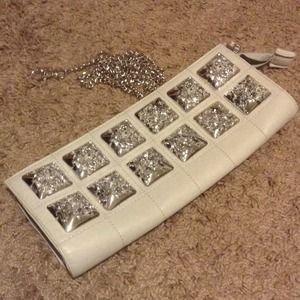 White clutch with chain