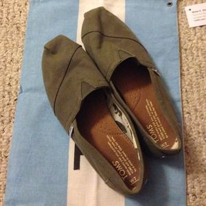 TOMS Bundle. Olive classics and black cordones.