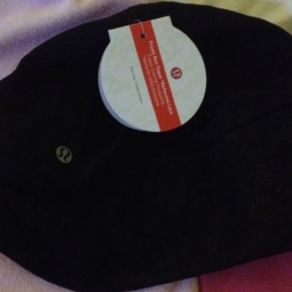 🚫Sold🚫Lululemon run toque reflective lace os - Picture 3 of 3