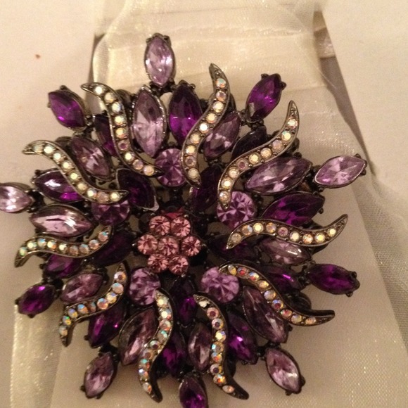 New Vintage brooch.