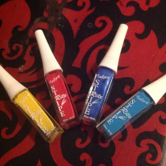 Four bright and fun nail art colors - Picture 1 of 2
