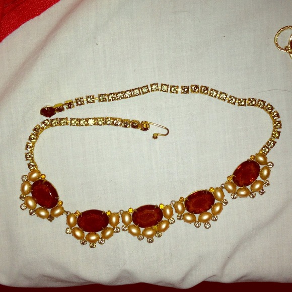 Glamorous vintage necklace. Amber and pearls!