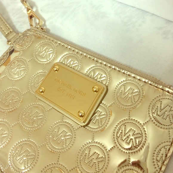 😍 Gold Michael Kors Wristlet 😍
