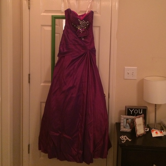 Prom dress!!!!! (Not as dark as in pics) - Picture 1 of 4
