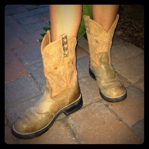 😍SOLD😍Ariat Genuine Leather Cowgirl Boots