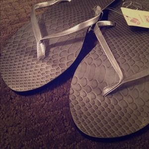 💜SOLD💜 in bundle! Silver snake Reef flip flops