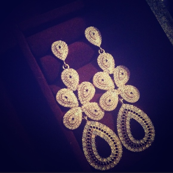 Perfect earrings for prom. Gold and cream color