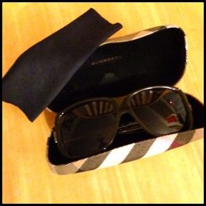 ⬇️REDUCED⬇️Authentic Burberry Sunglasses