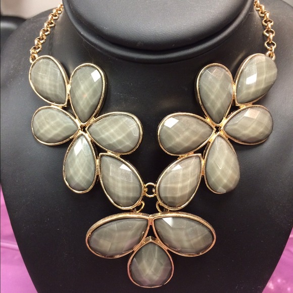 Gray necklace - Picture 1 of 1