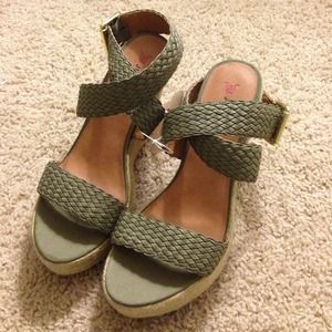 Brand new woven Espadrille (Olive)