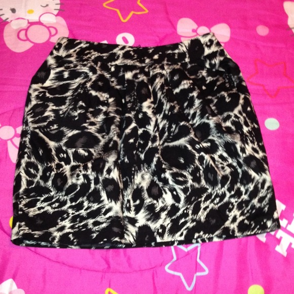 Pleated leopard skirt