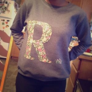 Floral R crew neck.