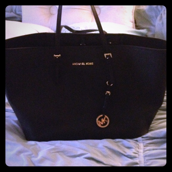 Just lowered price🔥🔥🔥🔥Michael Kors large tote