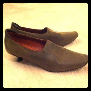 Donald J Pliner Couture closed toe kitten heel