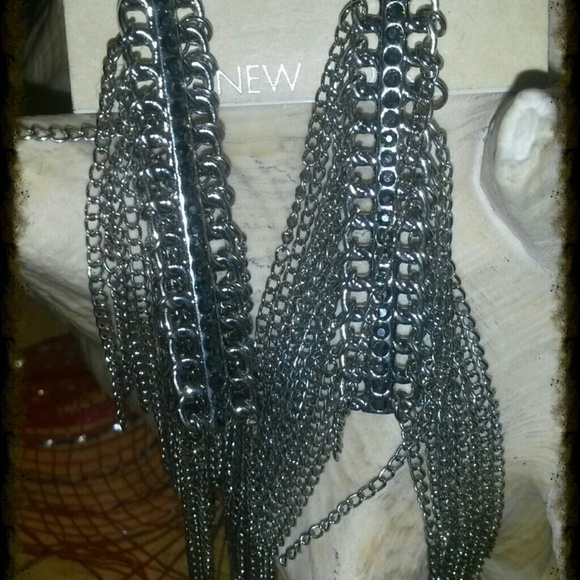 🆕✴SILVERTONE DANGLING EARRINGS✴✴ - Picture 2 of 3