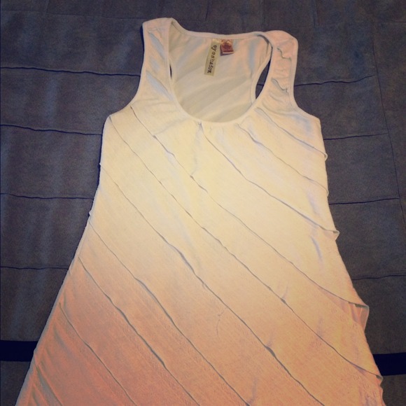 Scalloped marshmallow colored racer back shirt - Picture 1 of 4