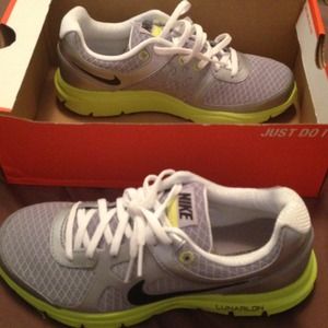Nike Lunar Forever BRAND NEW size 5Y Boys.