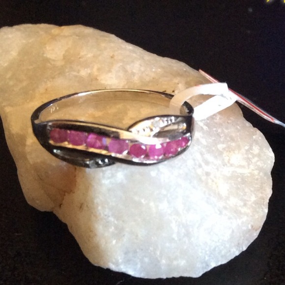 0.40 ct genuine ruby & 2 pcs white diamond RING