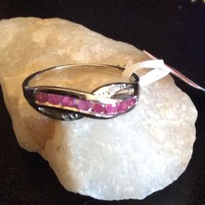 0.40 ct genuine ruby & 2 pcs white diamond RING