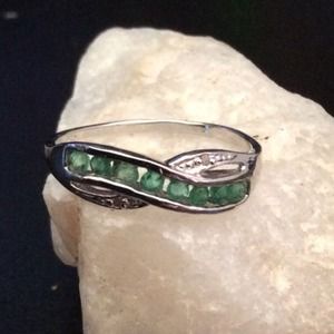 0.29 ct genuine emerald & 2 pcs.White diamond RING