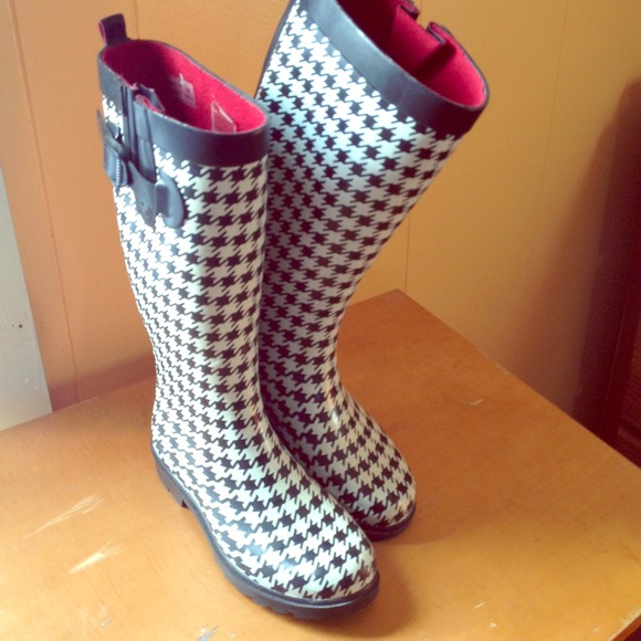 RAIN BOOTS