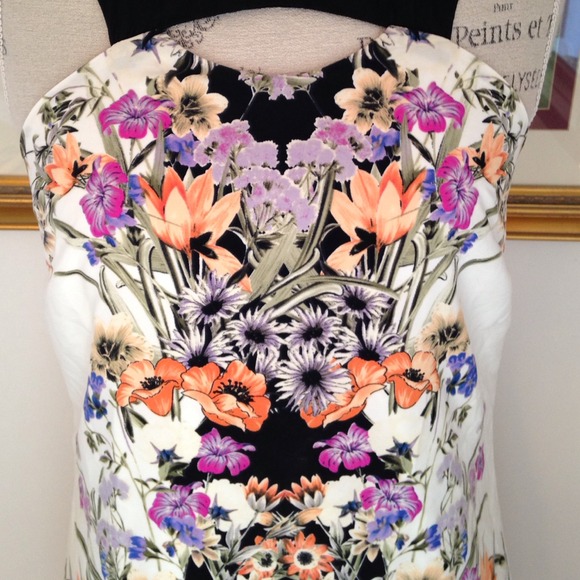 π’SOLDπ’Vibrant mirror image floral graphic dress - Picture 3 of 4
