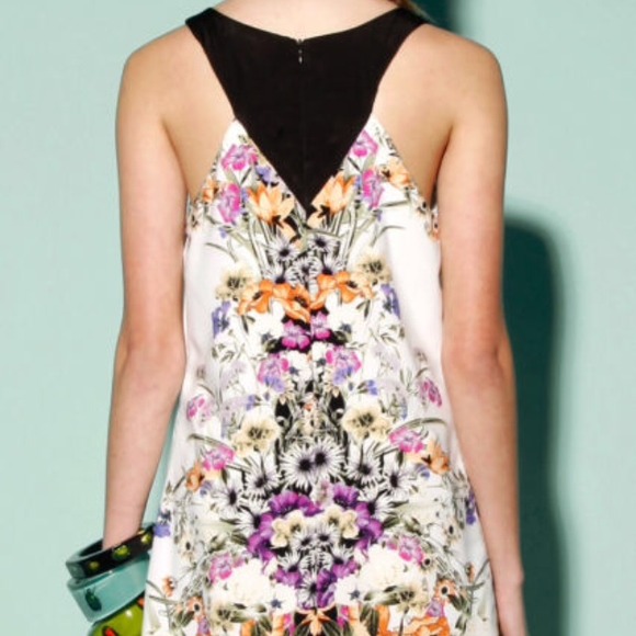 π’SOLDπ’Vibrant mirror image floral graphic dress - Picture 4 of 4