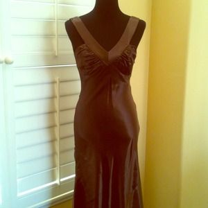 🎀Classic Chic Host Pick🎀 Gorgeous satin gown.