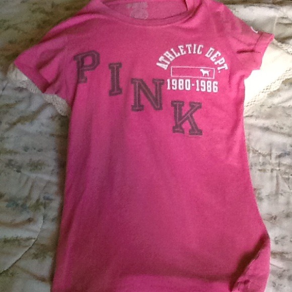 Pink tshirt Victoria and animal print scarf