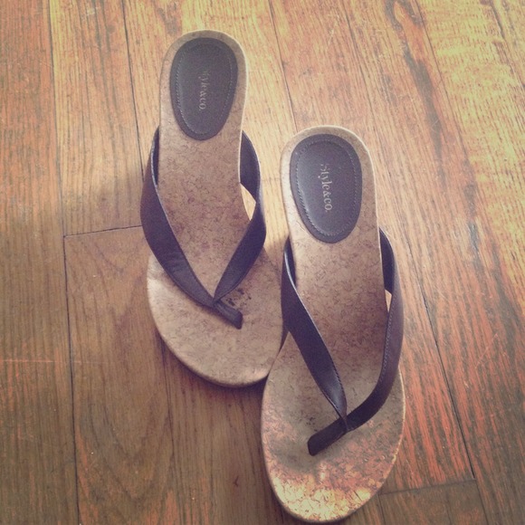 Brown wedge thong toe shoes!!!