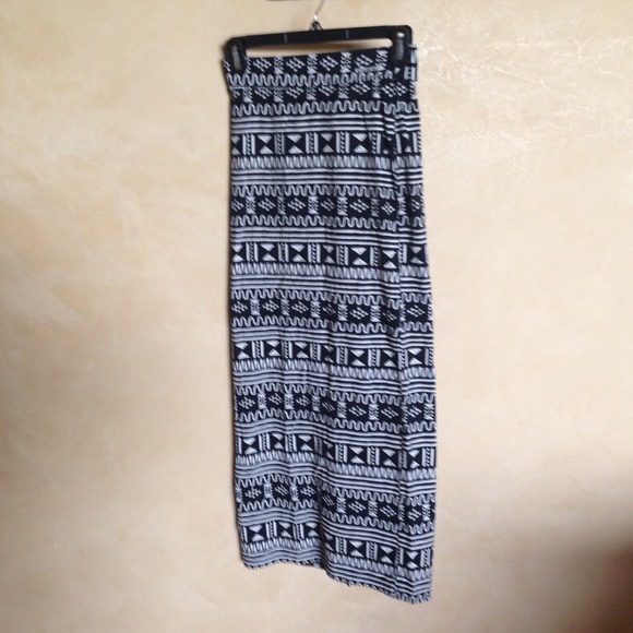 Cotton knit black white slit back skirt