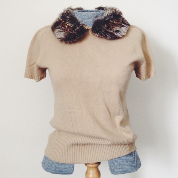 Shortsleeve Sweater with Detachable Fur Collar