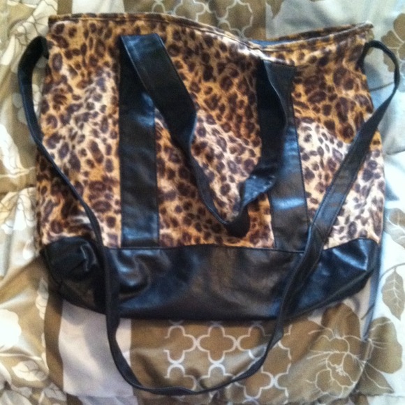 🚫sold🚫Leopard print and black cross body bag