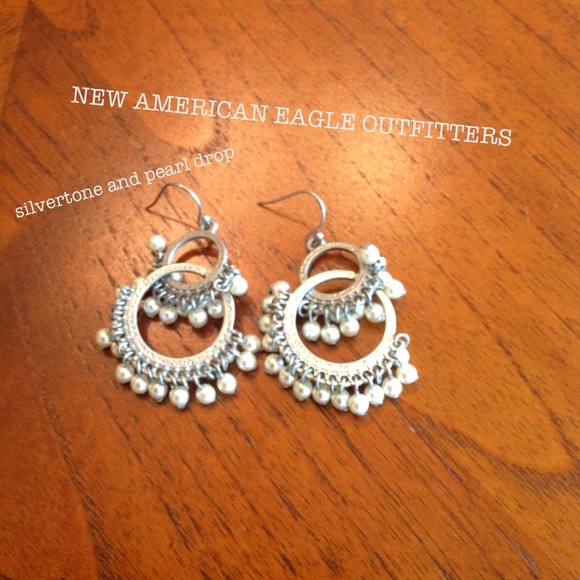 🎁NEW silver and pearl boho chic earrings. AEO