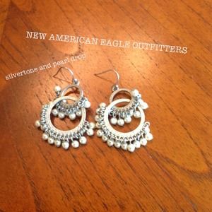 🎁NEW silver and pearl boho chic earrings. AEO