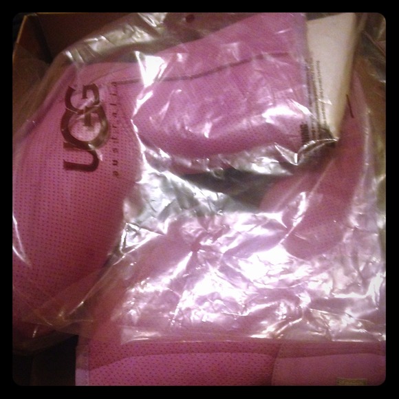 Never worn, Pink woman size 8 uggs!!