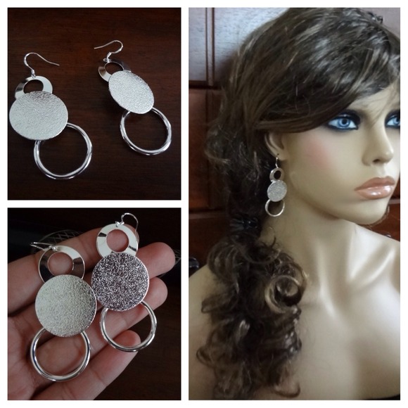 NWOT light weight Frosted Silver Plated Earrings - Picture 3 of 4
