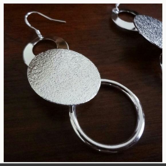 NWOT light weight Frosted Silver Plated Earrings - Picture 2 of 4