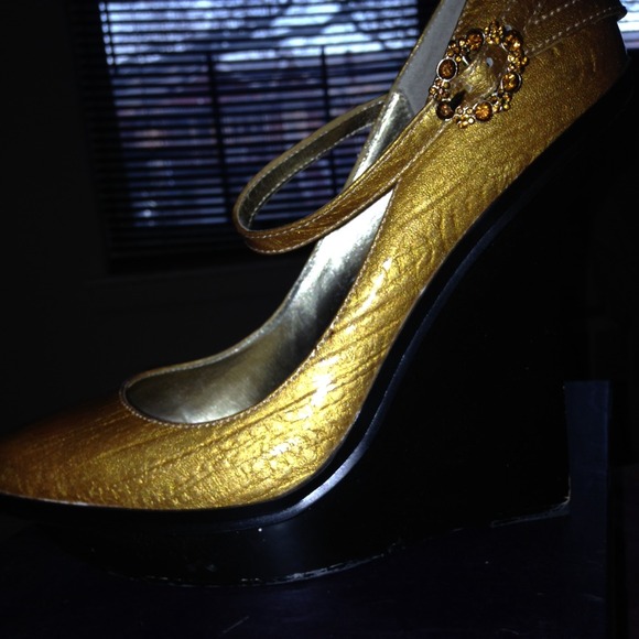 Shoes - Picture 2 of 3