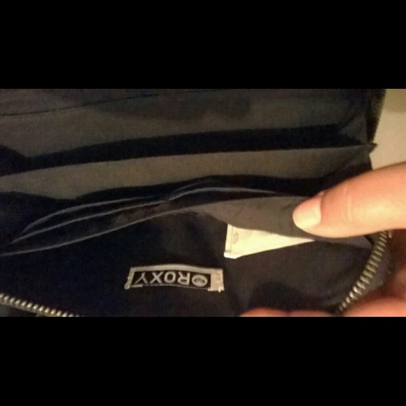 ~SOLD~ Roxy wristlet - Picture 4 of 4