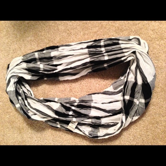 Old Navy Black and White Infinity Scarf