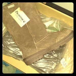 SALE . Brand New Bearpaw boots size 9