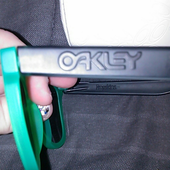 Oakley sun glasses - Picture 2 of 3