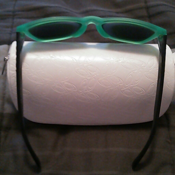 Oakley sun glasses - Picture 3 of 3